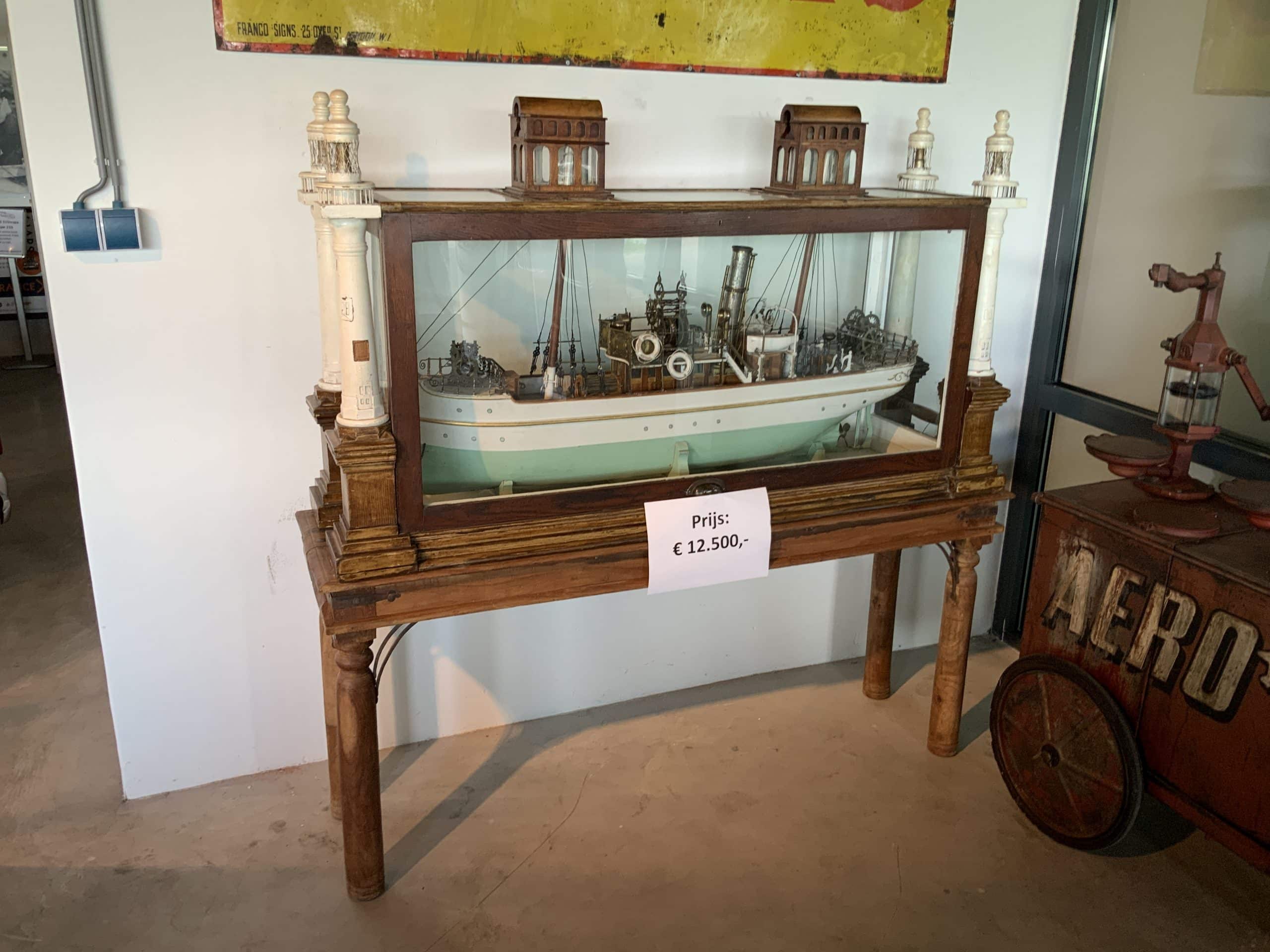 Schip met antieke kast