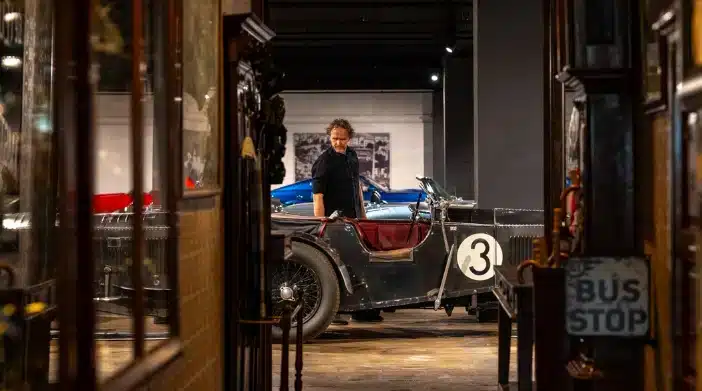 oldtimer museum met klassieke auto in showroom bij Metropole Druten