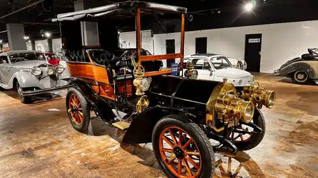 Oldtimer museum met antieke klassieke auto bij Metropole Druten