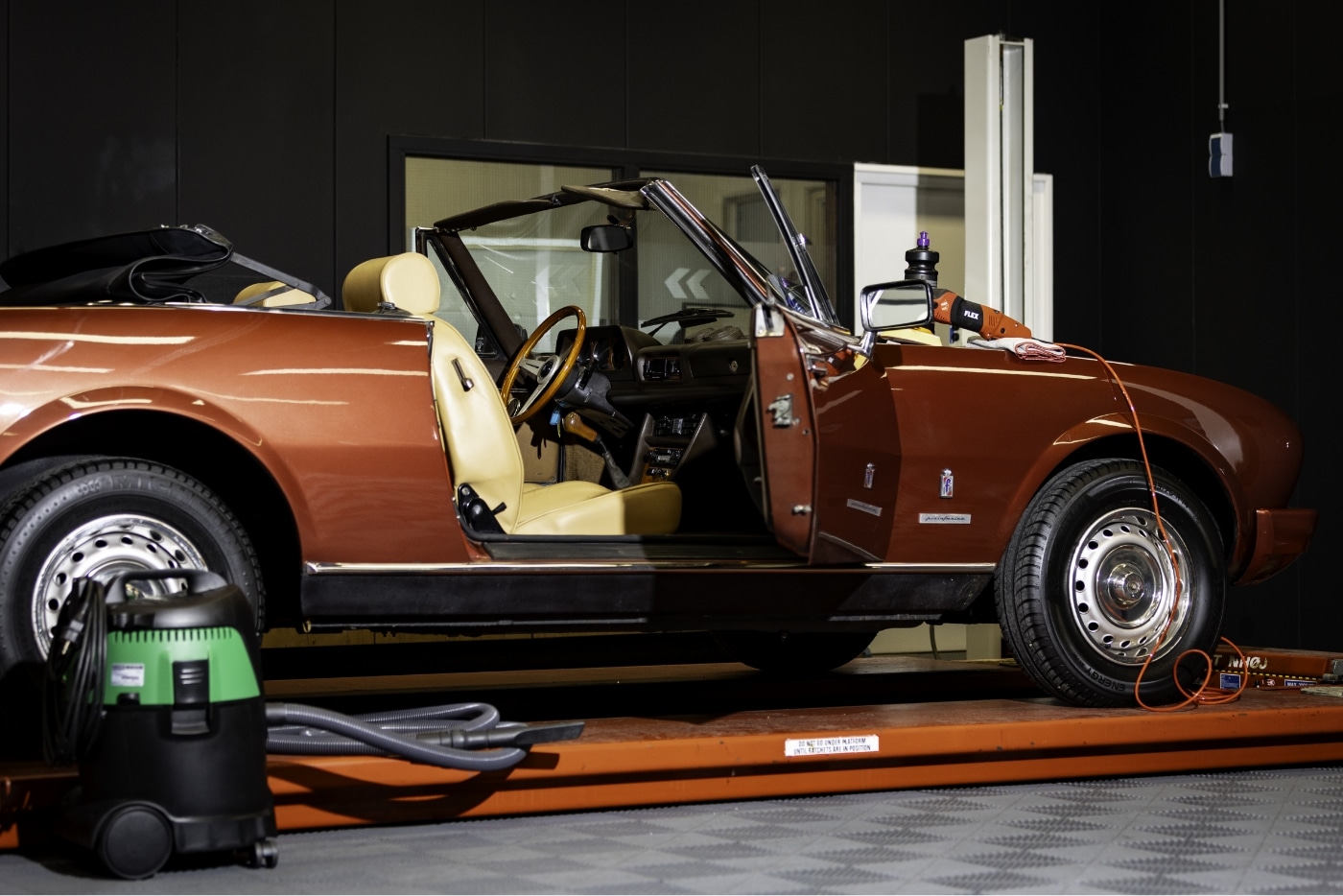 Technische controle voor oldtimer taxatie in werkplaats.