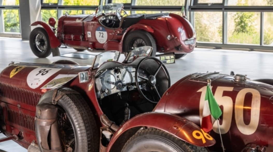 Oldtimer museum met klassieke raceauto’s in een moderne showroom bij Metropole Druten