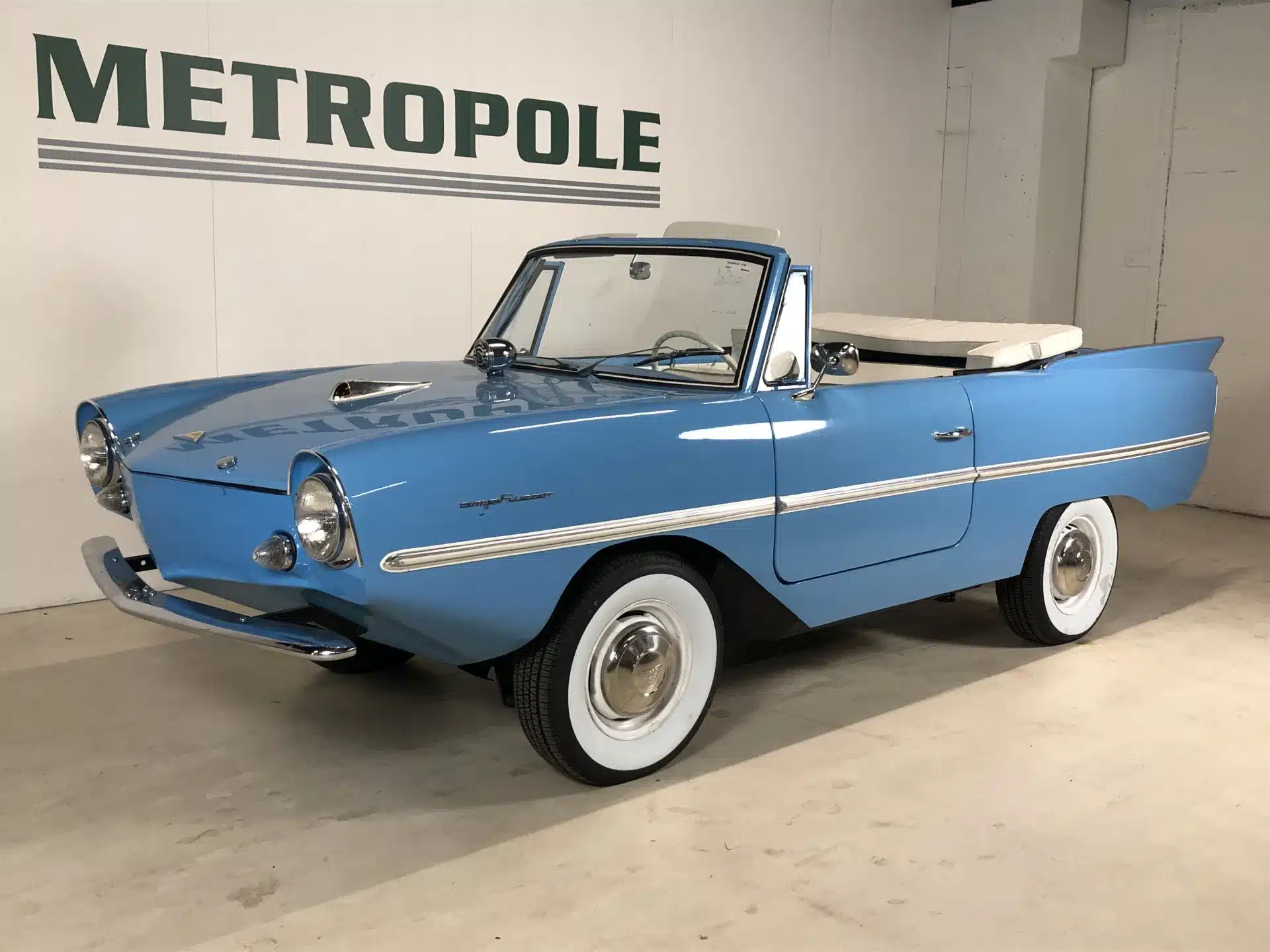 oldtimer museum met klassieke Amphicar cabrio
