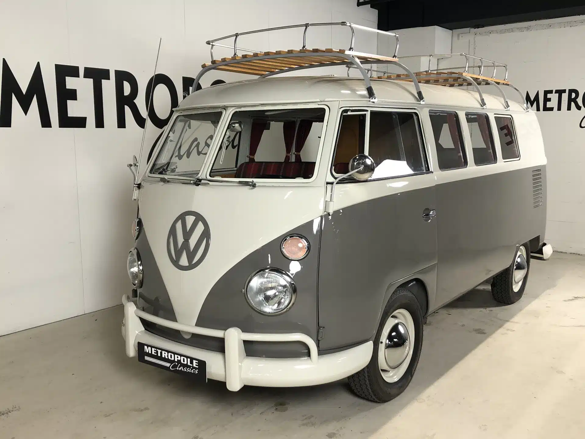 Oldtimer taxatie van klassieke Volkswagen bus in showroom