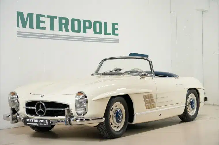 Private collection cars met klassieke Mercedes 300SL cabrio in showroom