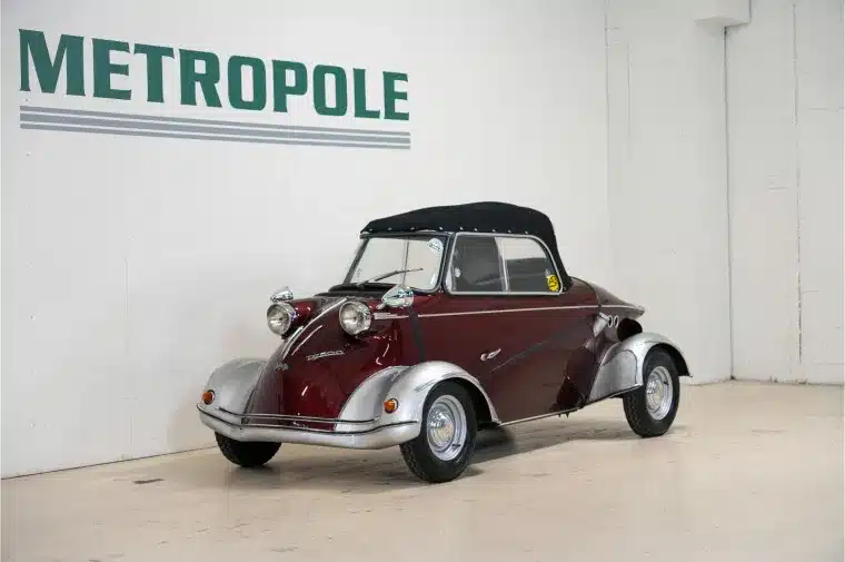 Oldtimer taxatie van klassieke microcar in showroom Metropole