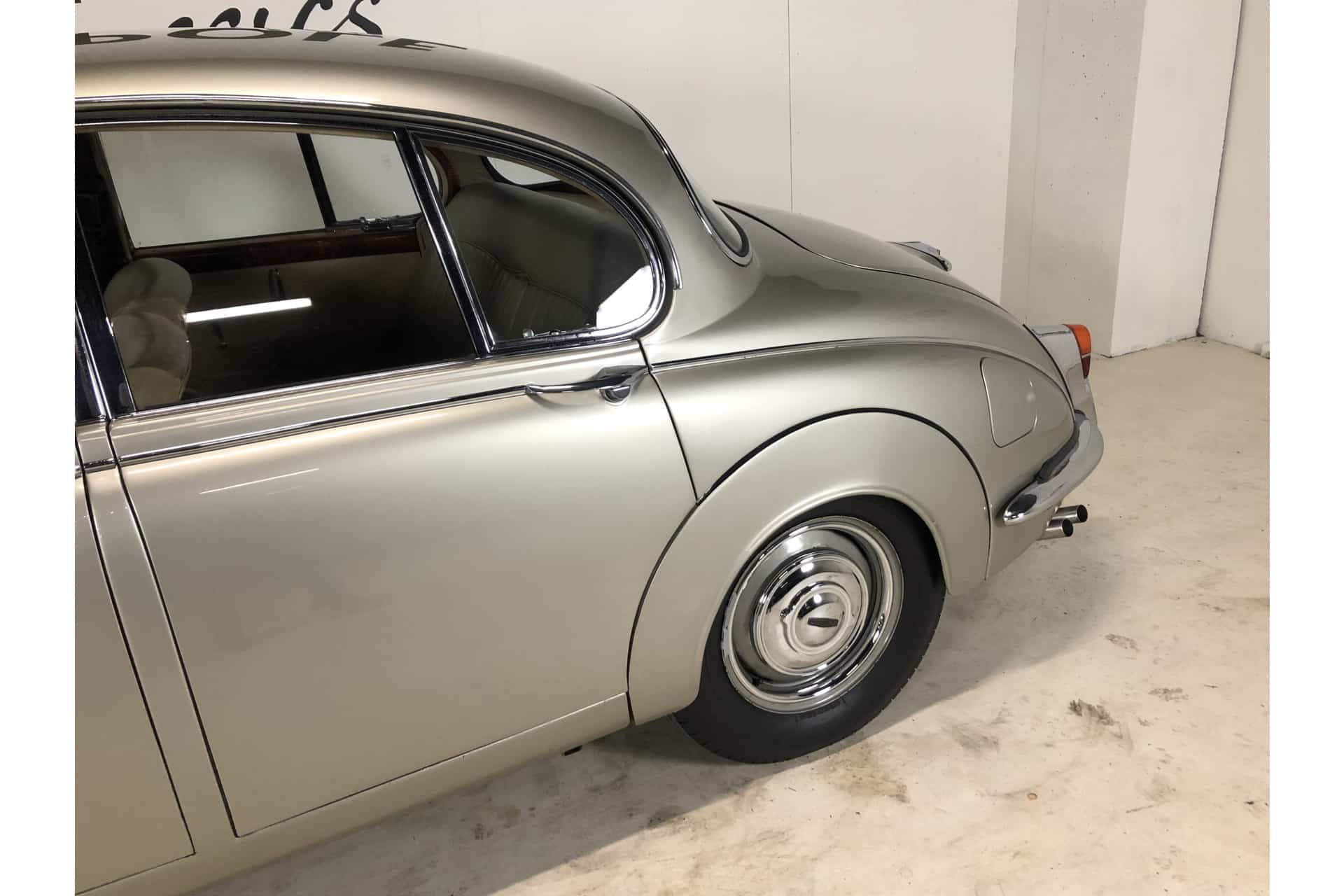 Jaguar MK II 240