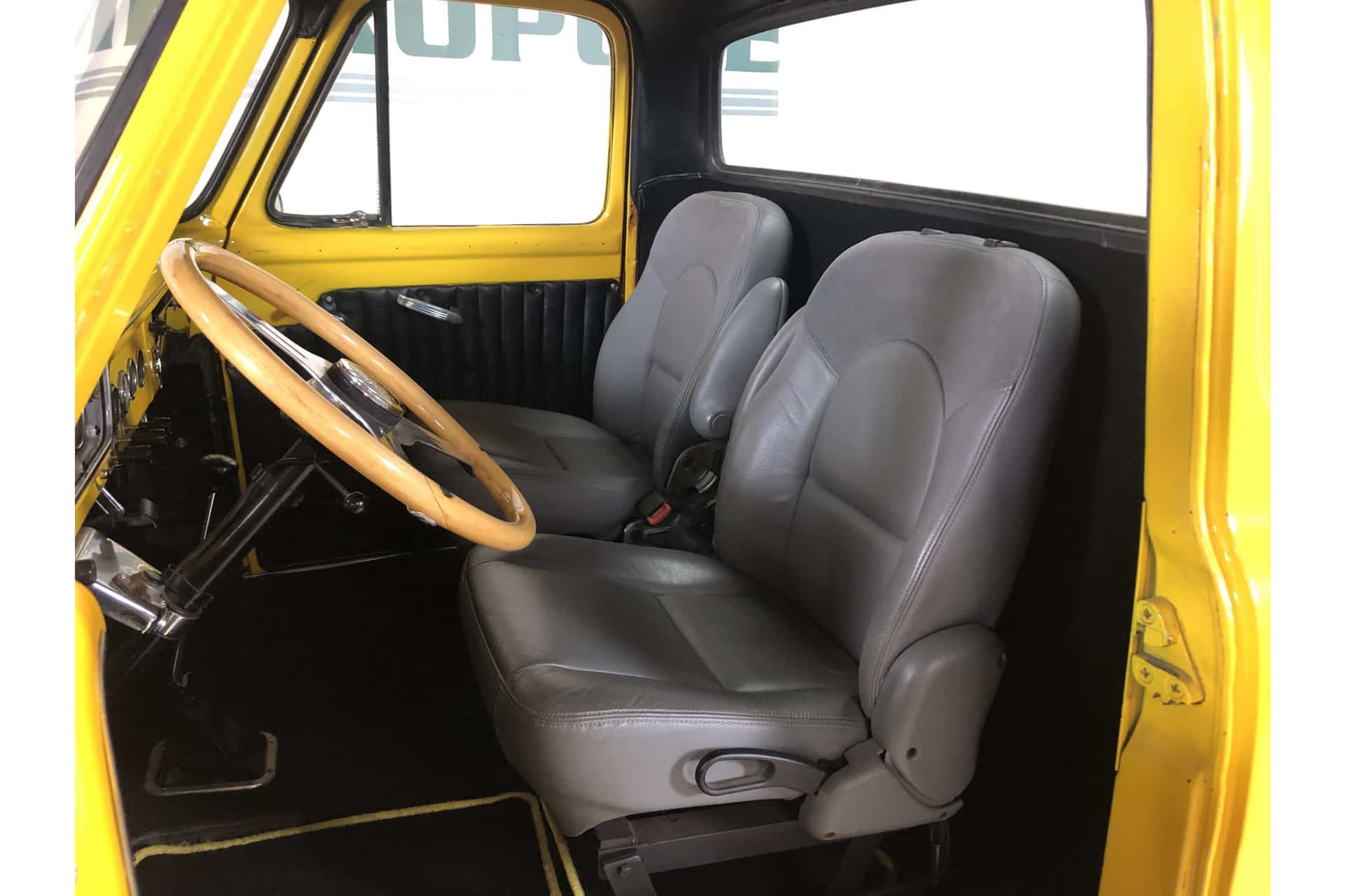 Ford F100 V8