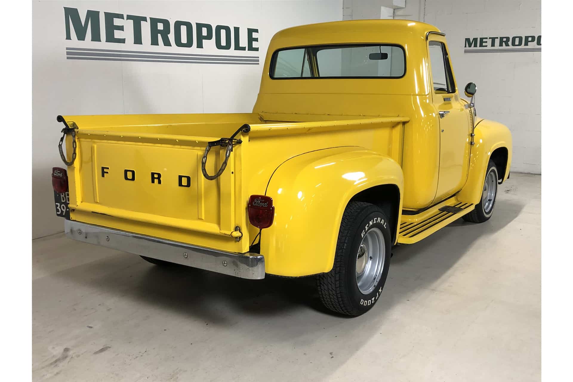 Ford F100 V8