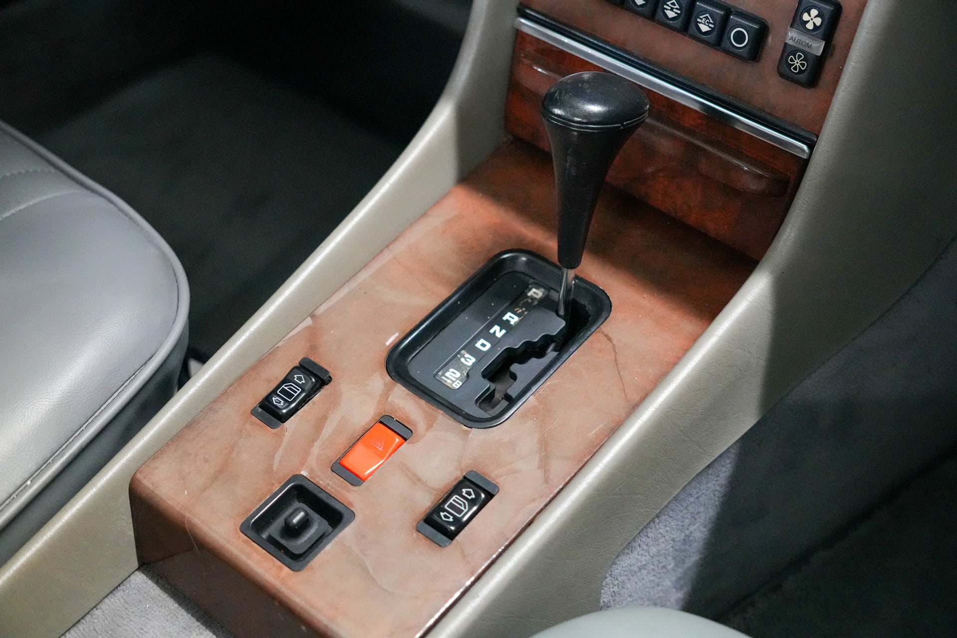 Mercedes-Benz 560 SL