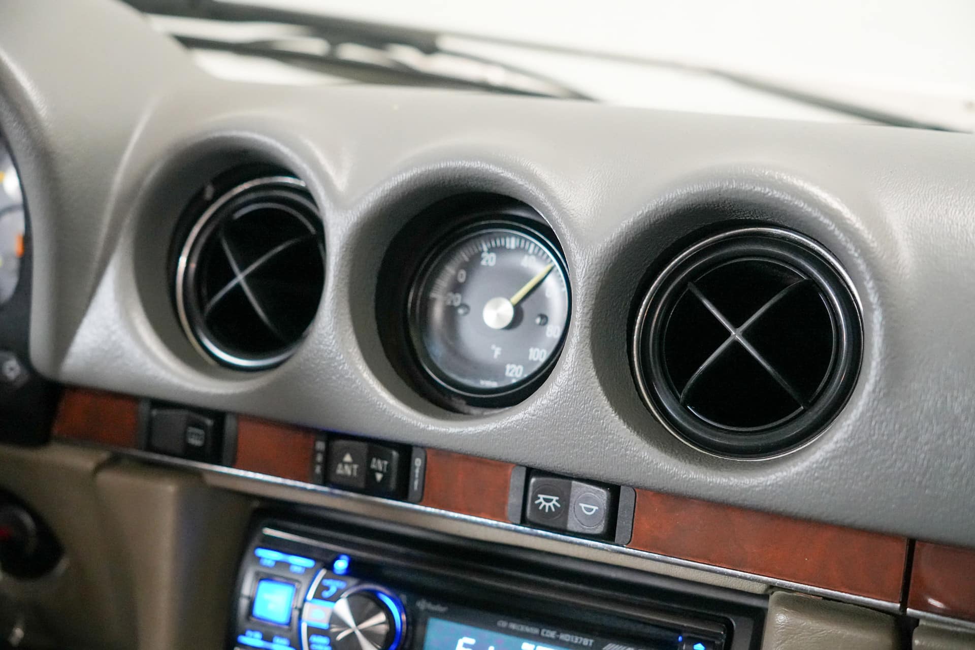 Mercedes-Benz 560 SL
