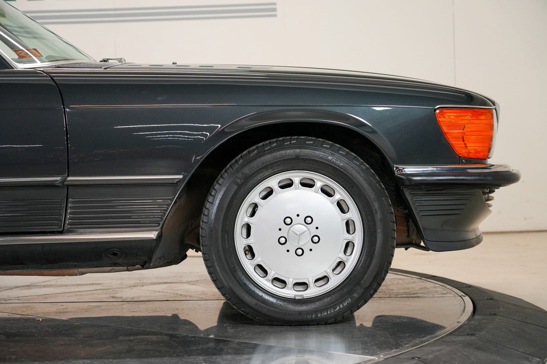 Mercedes-Benz 560 SL