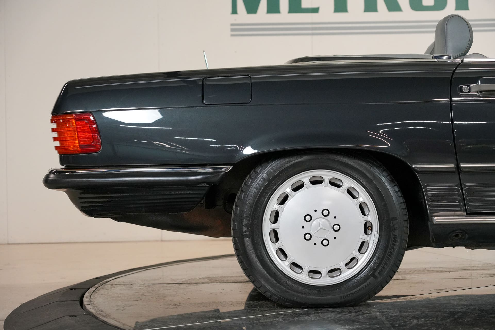Mercedes-Benz 560 SL