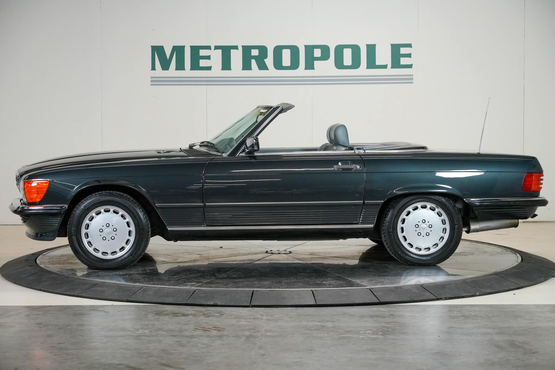 Mercedes-Benz 560 SL