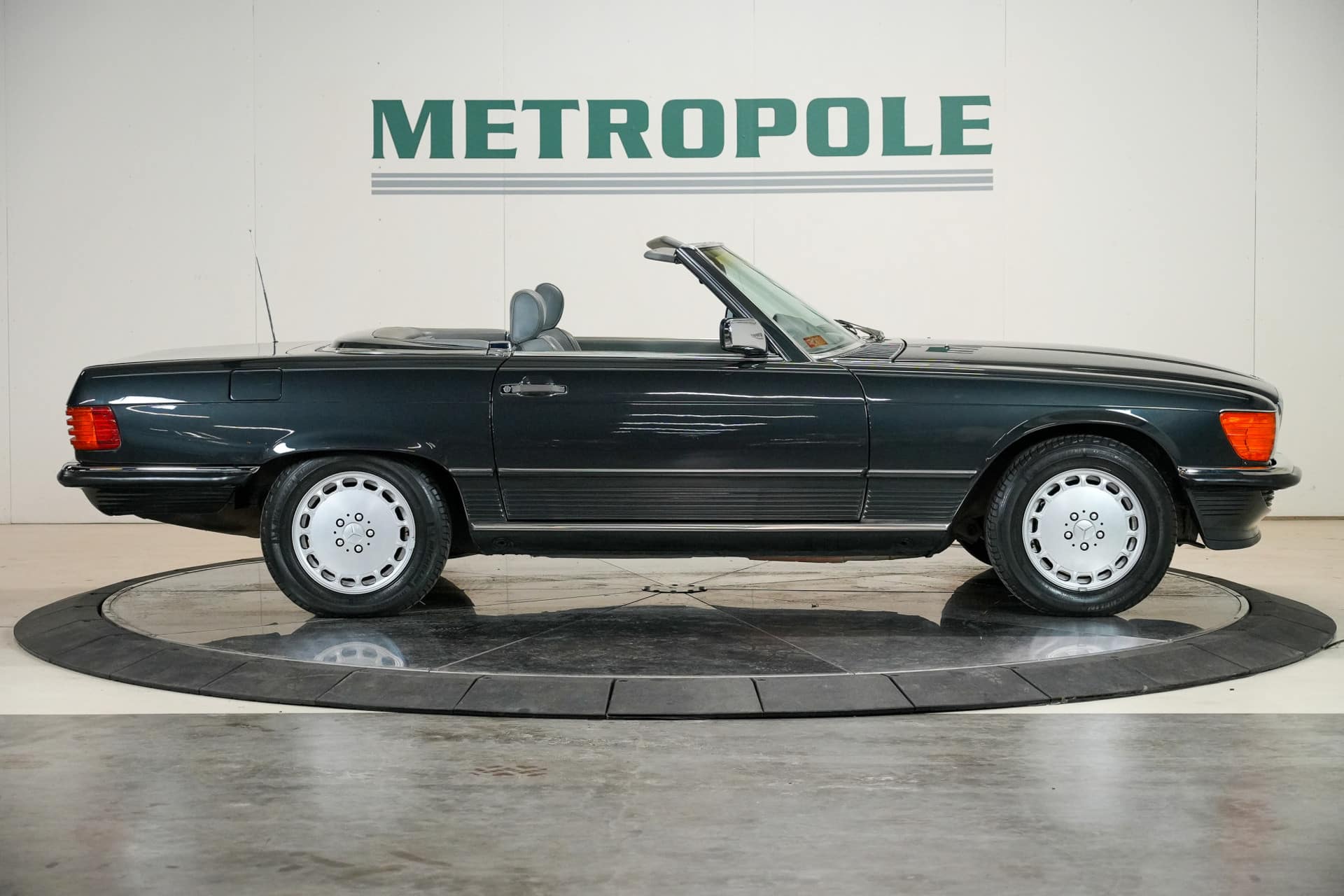 Mercedes-Benz 560 SL
