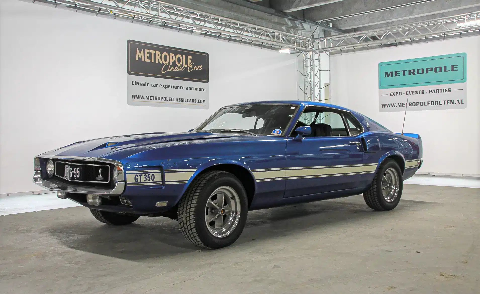 een blauwe Shelby GT350