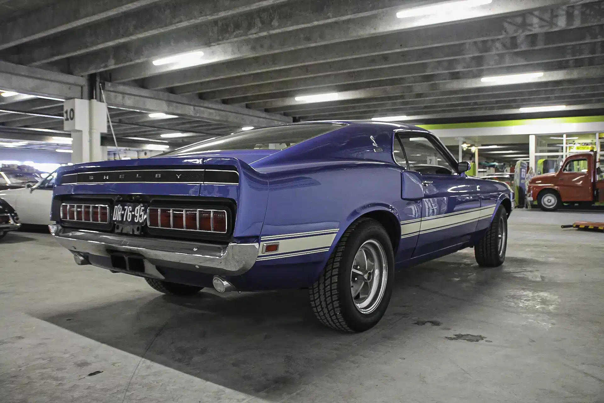 De achterkant van een blauwe Shelby Gt350
