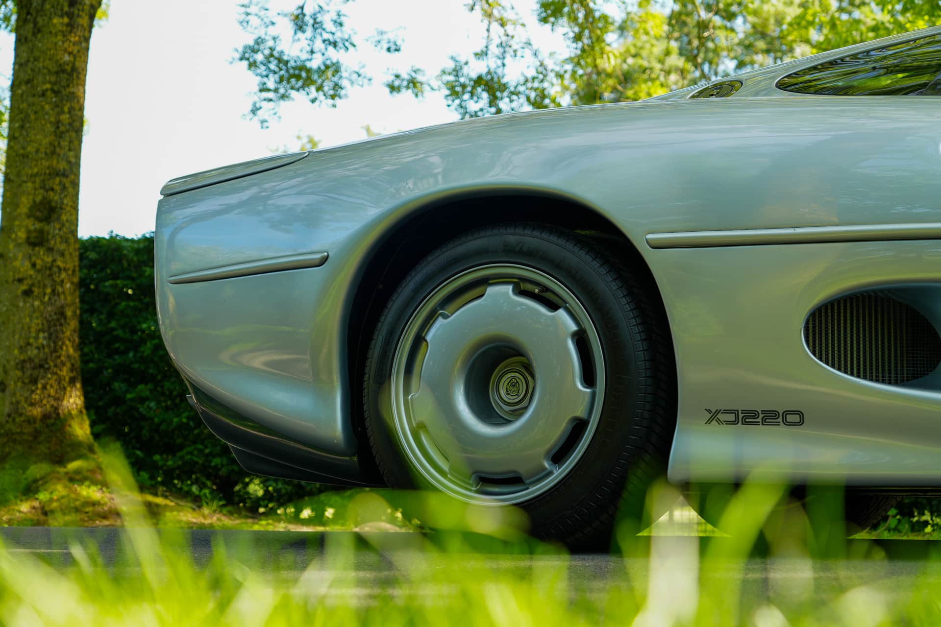 Jaguar XJ220