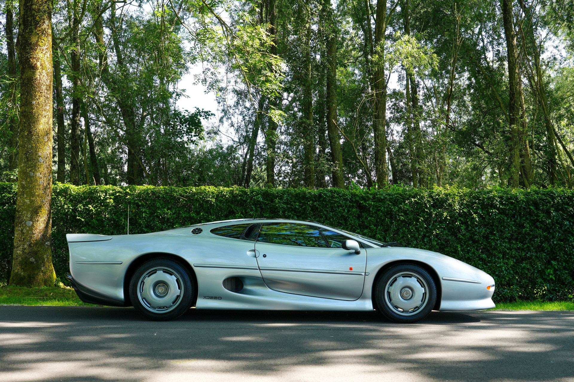 Jaguar XJ220