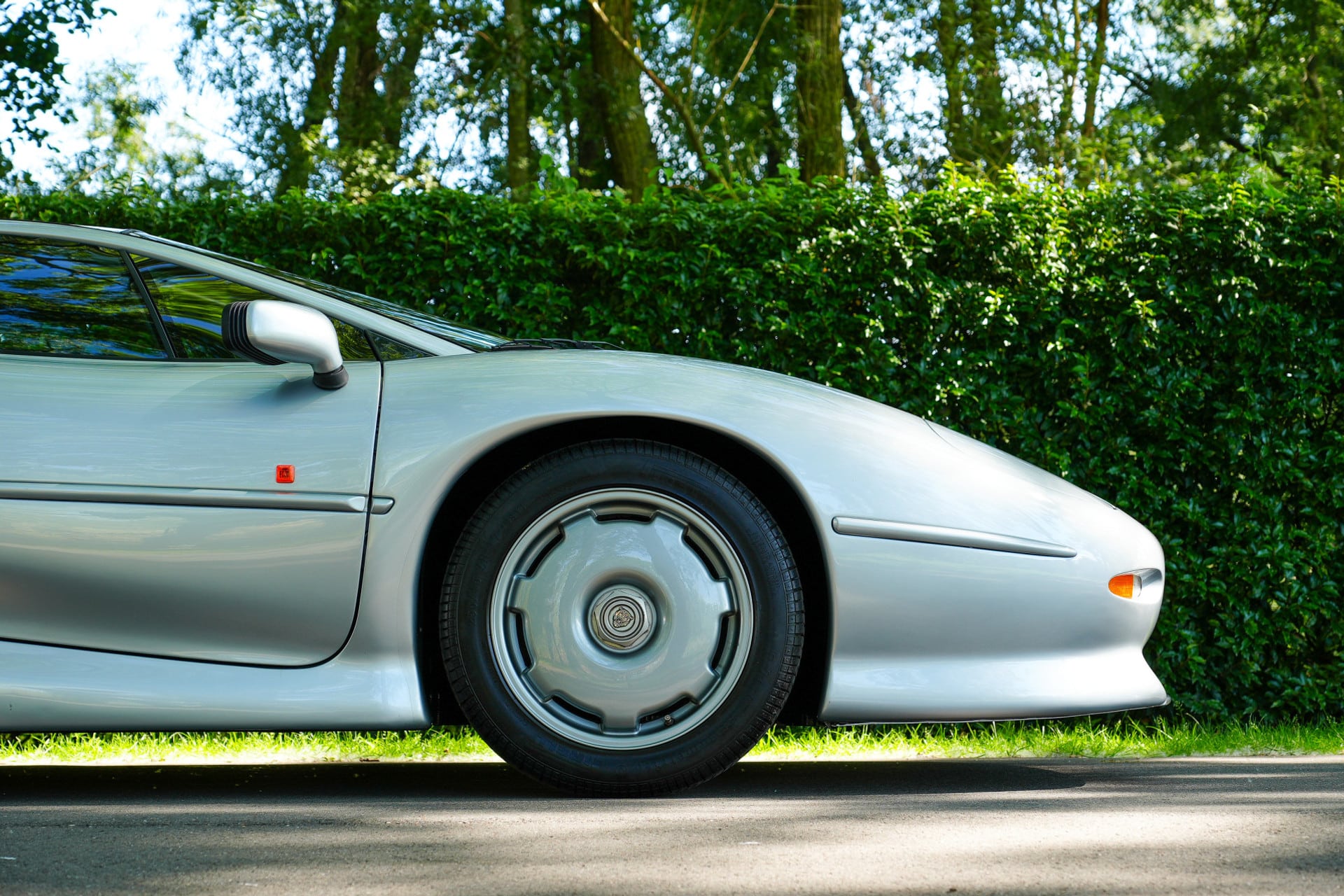Jaguar XJ220