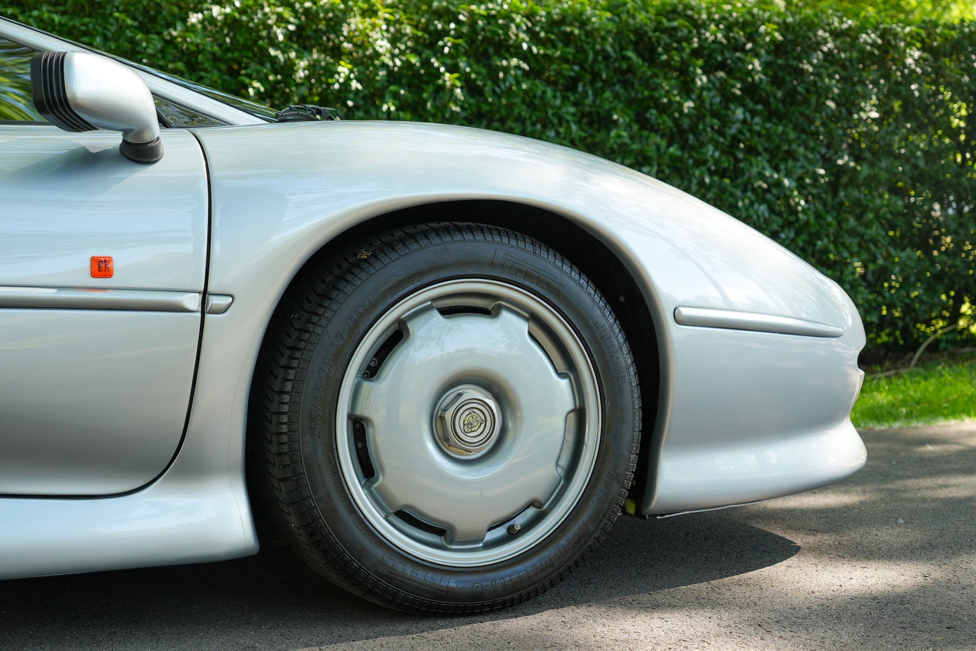 Jaguar XJ220