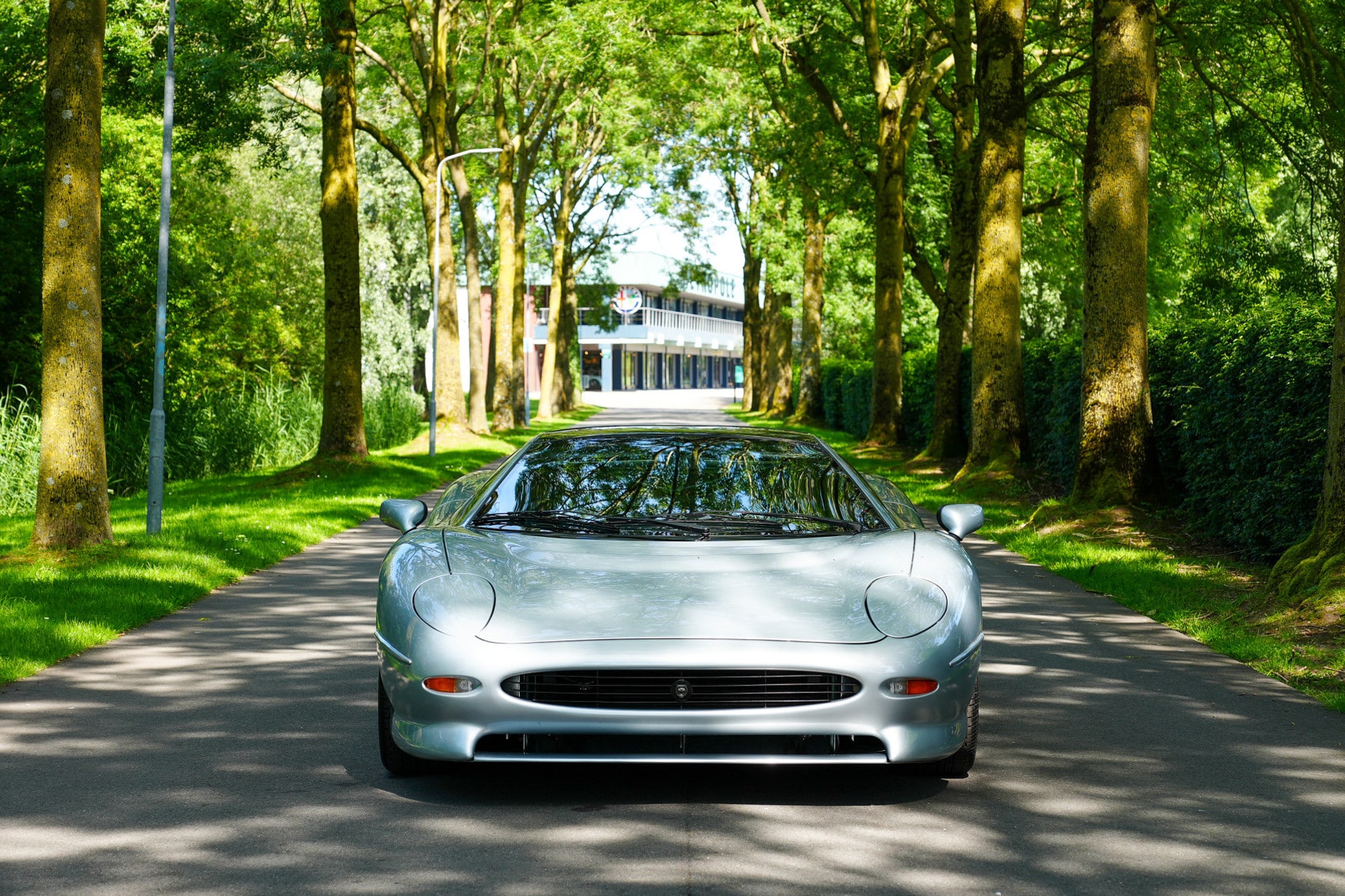 Jaguar XJ220