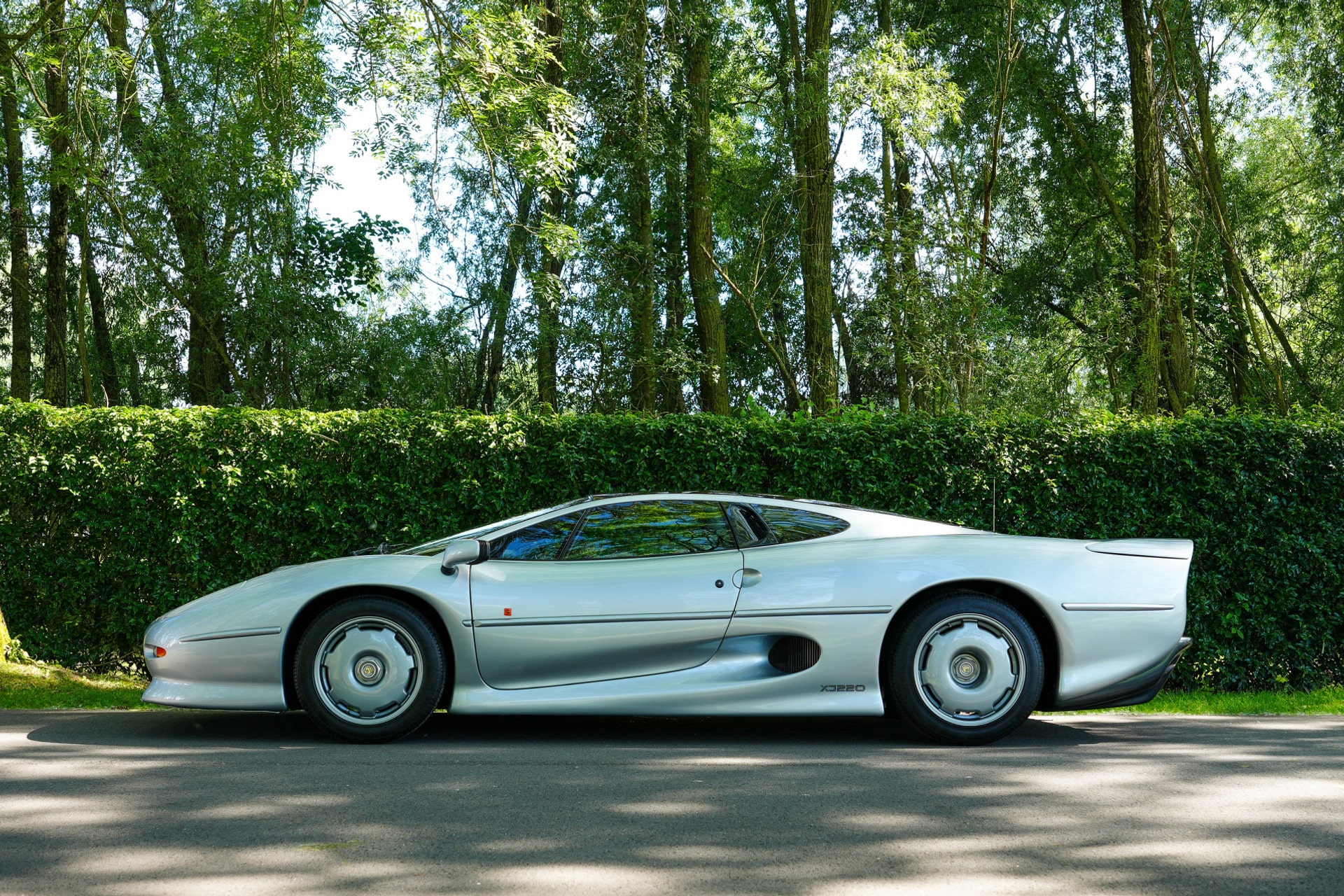 Jaguar XJ220