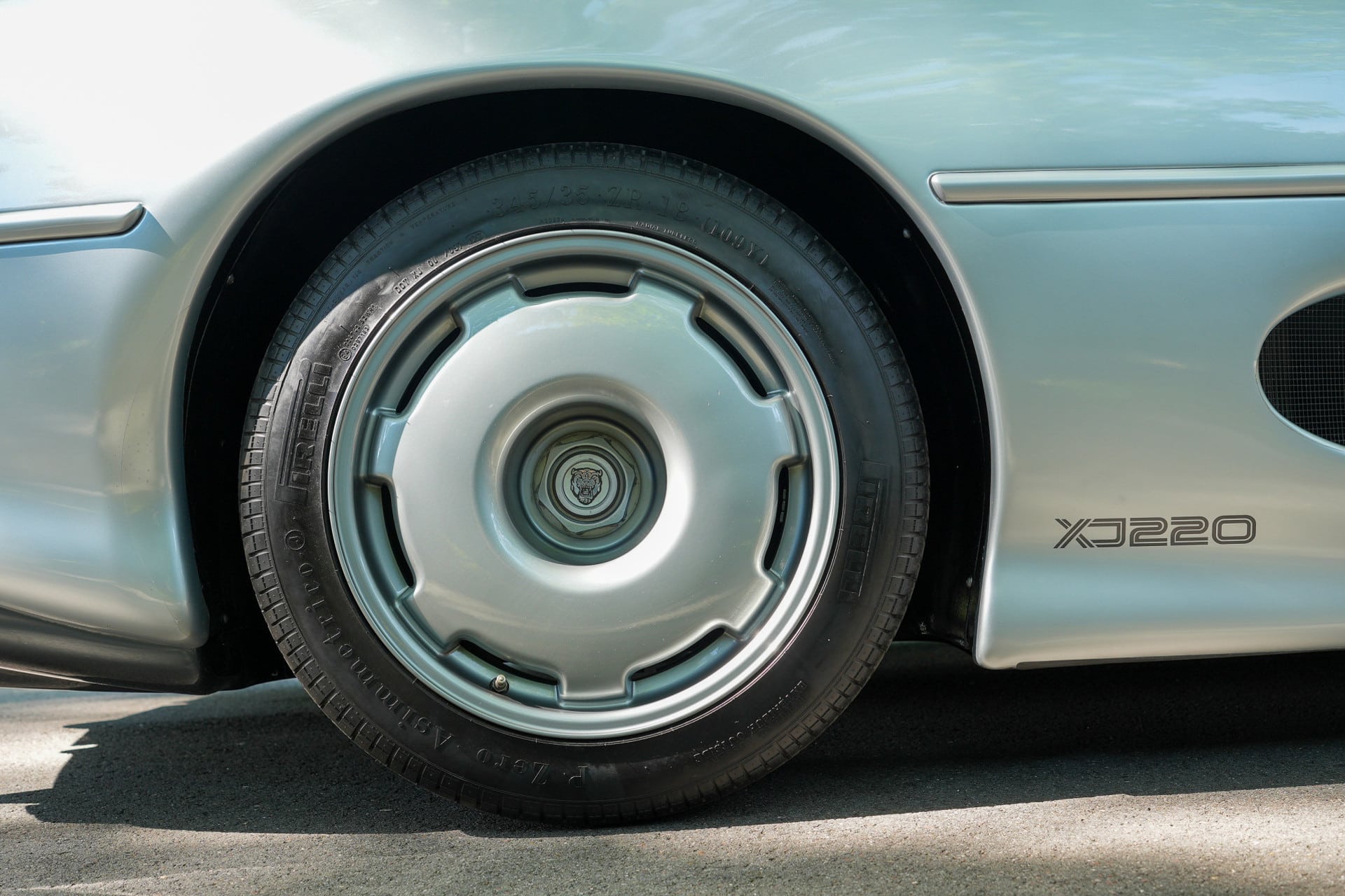 Jaguar XJ220
