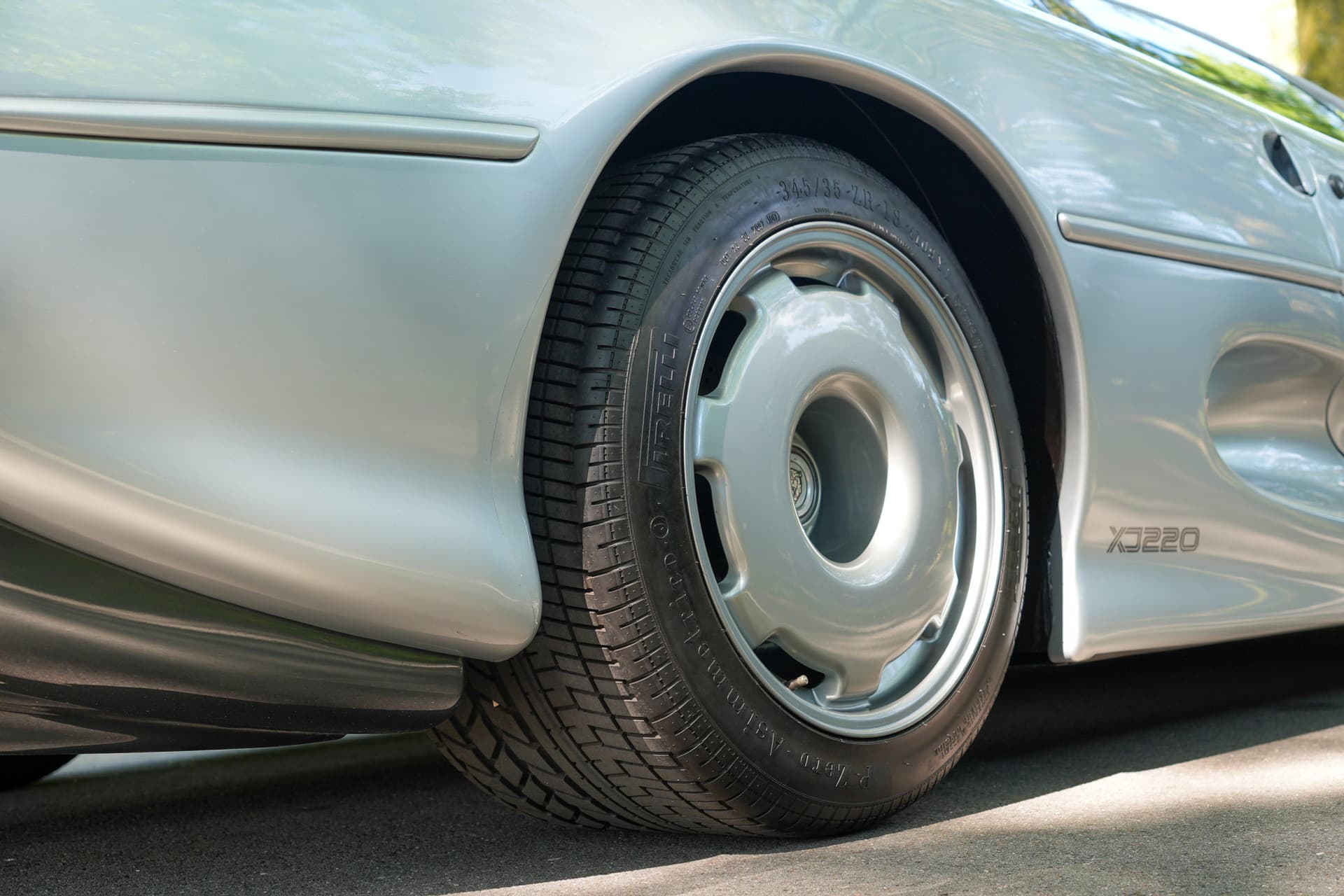 Jaguar XJ220
