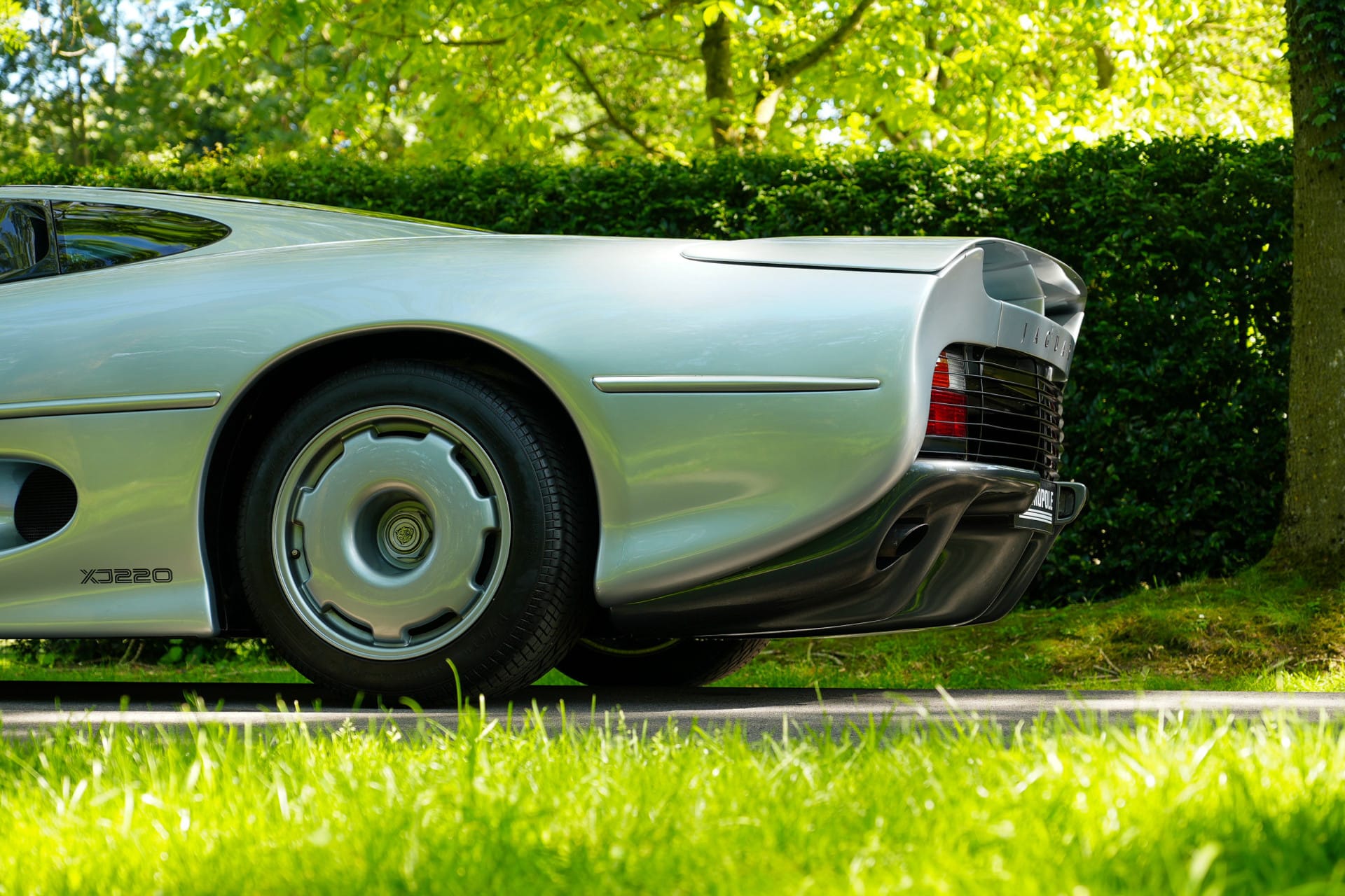 Jaguar XJ220
